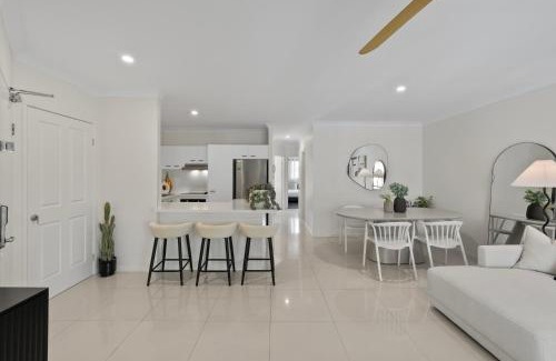 Mermaid Beach Apartment | Luxe Escape & Family Attractions