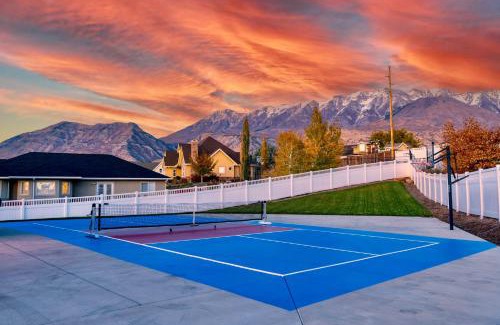 Lindon House | Luxe Family Retreat with Private Pickleball a Large Swim Spa indoor Movie Theatre 2 Outdoor Firepits a Home Gym and more