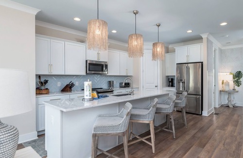 Folly Field House | Luxe Family Gem-FREE Heated Pool~Walk to Beach~BBQ