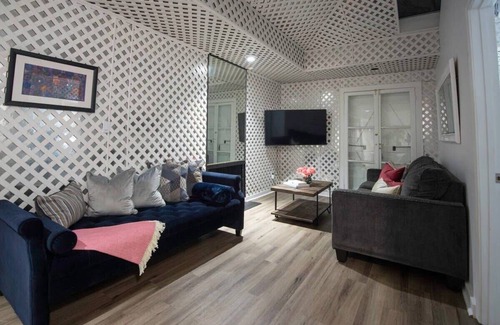 Faubourg Marigny Bed & Breakfast | Luxe Oasis w/Pool + Gym | Walking Distance to Fun