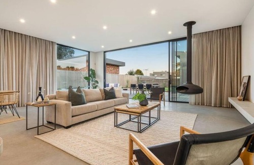 Flinders House | LUXE Poolside living, in the heart of Flinders