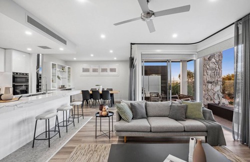 Curlewis House | Luxe, Rooftop Terrace, Views, Three-levels