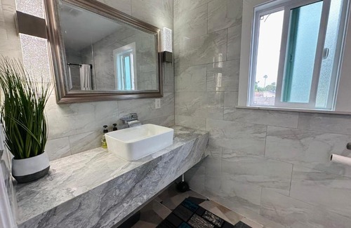 Los Angeles House | Luxe Stay Room with Private Bathroom 55