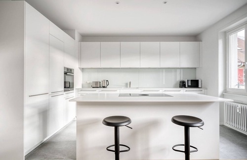 Vorstadte Apartment | Luxe Vorstädte 3.5 Room w/W/D & Storage, 2 min to Market, by Blueground