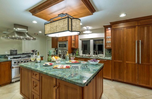 Marathon Apartment | Luxe Waterfront Retreat-2 Pools-Beach-Spa-Dock-Bar