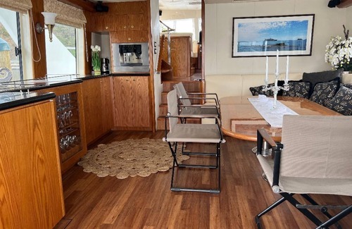 Lower Hutt Boat Rental | LUXERY LAUNCH (BERTHED)