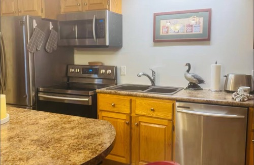 Bridgewater Apartment | Luxurious 2 Bedroom with King and Queen bed and 1.5 Bathroom sleeps 6.