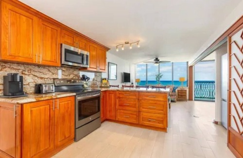 Mokuleia Condo | Luxurious 2-bedroom/2-bathroom oceanfront condo with pool, jacuzzi and parking