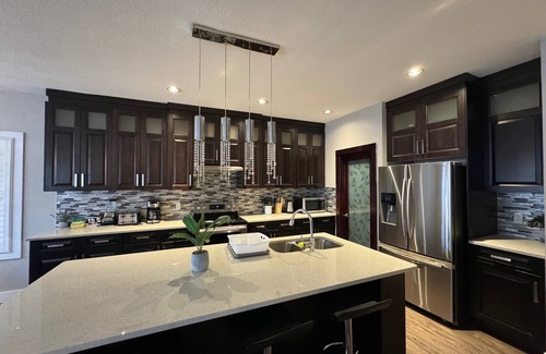 Northeast Edmonton House | Luxurious 2-Storey House -Family| Families| Groups |5 Bedrooms | 6 Beds