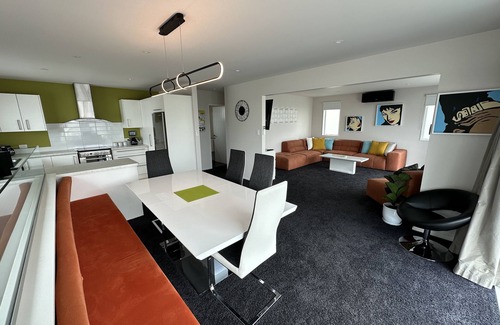 Sydenham House | Luxurious 3-Bedroom Home in Tranquil Cul-de-Sac