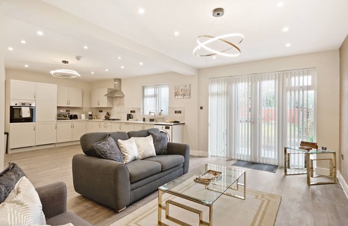 Shirley House | Luxurious 4 Bed House, Solihull, NEC, Airport