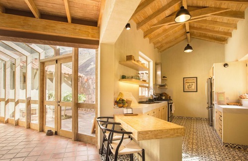 Cusco Historic Center House | Luxurious 4-bedroom house in delightful Urquillos Huayllabamba with WiFi