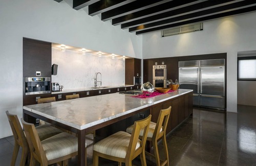 Buzzards Villa | Luxurious 7 BR Beachfront Casa Oliver w/WiFi, Pool, Home Theatre, Gym + More!