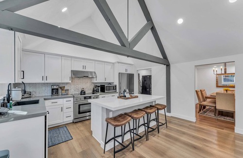 Carnelian Bay House | Luxurious 7BR-Walk 2 Beach & Bus Stop!