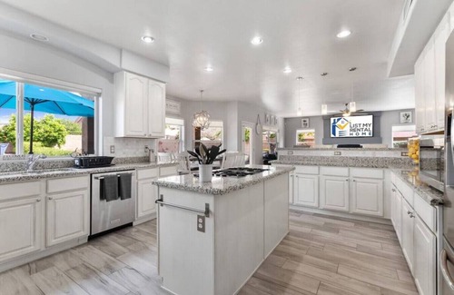 Paradise Valley Village House | LUXURIOUS ALL IN 1+HTDPOOL+HOTTUB+ARCADEGAMES+MORE