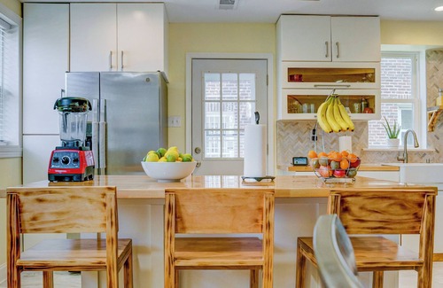 Foxcroft Square House | Luxurious and modern retreat in a prime corner property! 20 min from center city