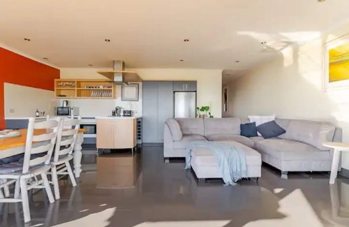 West Lakes Shore Apartment | Luxurious beachfront, panoramic views