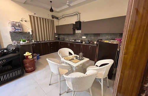 Bullawala Apartment | Luxurious, Cozy 2-bedroom apartment in peaceful Dehradun with WiFi, AC