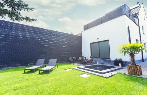 Strombeek-Bever Hotel | Luxurious Escape - Room LoveSerenity with pool and jacuzzi