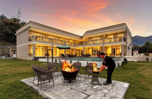 Dehradun Apartment | Luxurious forest view quaint resort 10 bedrooms in charming Rishikesh