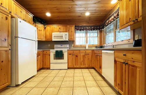 Reeders Cabin | Luxurious Lake View Log Cabin with Firepit in the Poconos