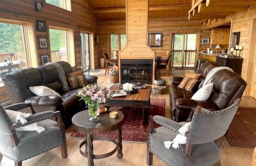 Cameron House | Luxurious Log Home with Madison River Views near Three Dollar Bridge, J & J Ranch, Montana
