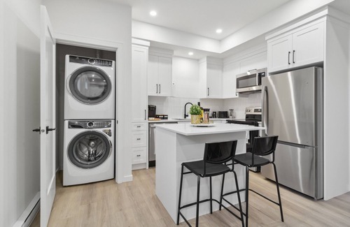 Willoughby House | Luxurious, Modern & Stylish 2 Bedroom Suite, Near Vancouver, Pet Friendly