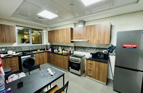 Al Muraqqabat Apartment | Luxurious Modern Apartment with Patio, Kitchen, Pool