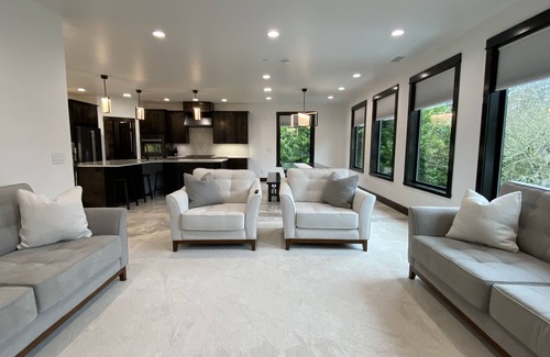 Coos Bay House | Luxurious Modern Retreat with 3 King Suites