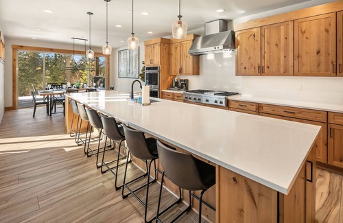 Cle Elum House | Luxurious Mountain Estate! Hot Tub | WiFi | Game Room and more!
