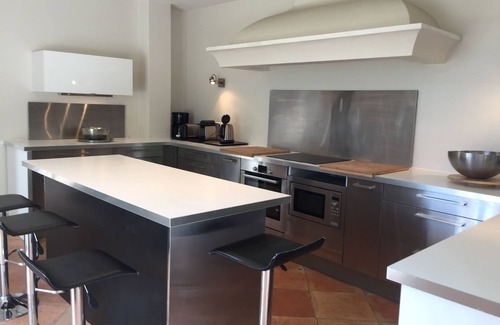 Aix-en-Provence House | Luxurious new contemporary country house of 350 m2 with mirror pool