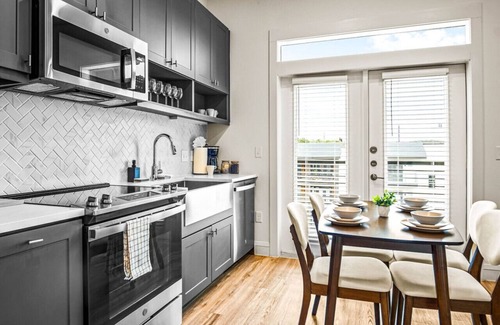 West Oak Hill Apartment | Luxurious New Unit|1Bd1Ba|Pool, Golf Sim