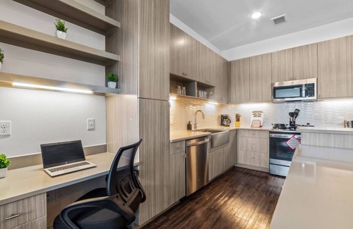 West Oak Hill Apartment | Luxurious New Unit|1Bd1Ba|Pool, Golf Sim