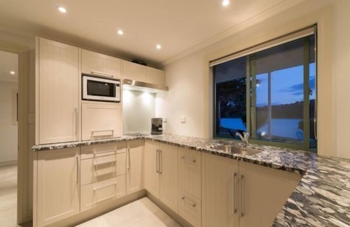 Russell House | Luxurious Russell - absolute waterfront!