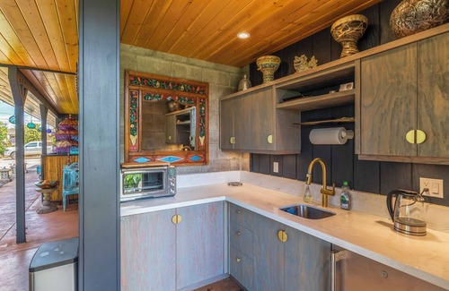 Paia Apartment | Luxurious ocean inspired studio in Paia short walk to Maui's coolest beach town