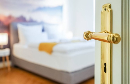 Hauptbahnhof Condo | Luxurious old building for 8 guests with comfortable box spring beds