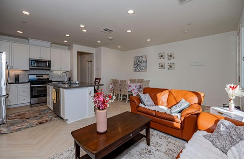 Ontario Apartment | Luxurious Ontario Townhouse Ideal Family Retreat