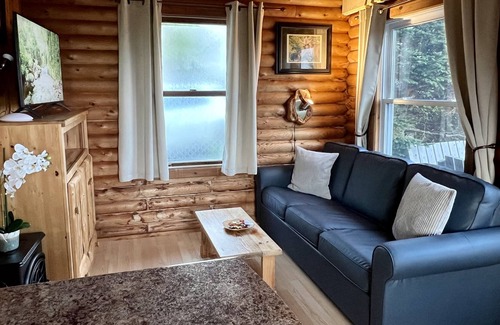 Saint Esprit Cottage | Luxurious Outdoor Hot Tub, Stunning Wooden Interior & Lake view