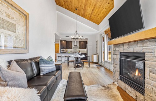 Canmore Condo | Luxurious Penthouse | Bikes Included