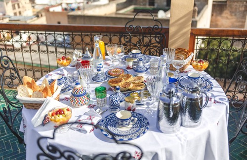 El Mokhifa Condo | Luxurious room at Riad Fes Maya