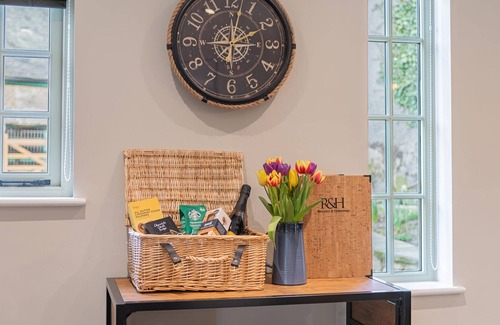 Silverdale Cottage | Luxurious rural retreat, with private Hot tub!