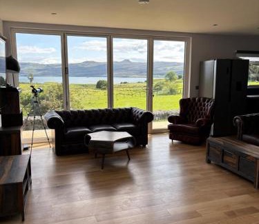 Portree Apartment | Luxurious, Unique & Elegant Cottage in Portree with a hot tub