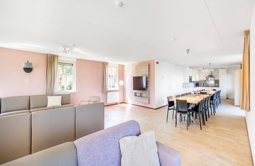 Municipality of Weert Villa | Luxurious villa with 5 bathroom, with a bath, near a reserve
