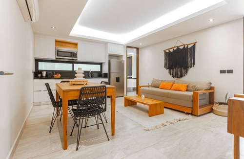 Tohoku Apartment | Luxury 1BD Condo 3 blk from 5th Ave W/PoolandParking