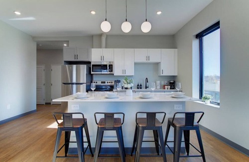 University Circle Apartment | Luxury 2 Bed/2 Bath | CLE Clinic | Free Garage