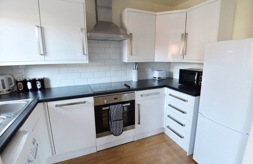 Crawley Apartment | Luxury 2 BR Fully Furnished Flat- 2 Parking Spaces