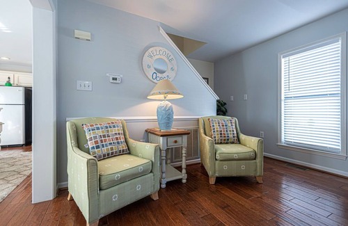 Little Salisbury House | Luxury 2-story, 3 bedrooms plus den house with free WiFi, linen included, backyard for pet friendly, located in a family-friendly neighborhood on the bayside just a few blocks from the beach!