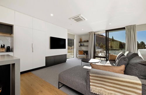 Lake Tekapo House | Luxury 3 Bedroom, 3 Bathroom Lakeview House