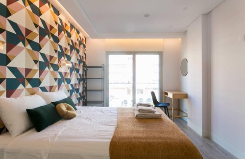 Alges Apartment | Luxury 4 bedr Flat w/PANORAMIC Views & Pool!