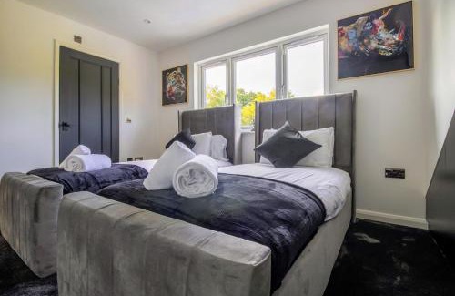 Hillingdon House | Luxury 4-Bedroom High-End Home, Includes Jacuzzi and Pool Table